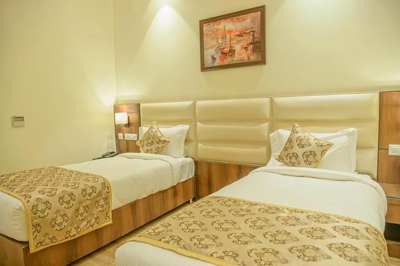 Hotel Hira Inn-10Mins From Railway Station & Bus Station Prayagraj Esterno foto